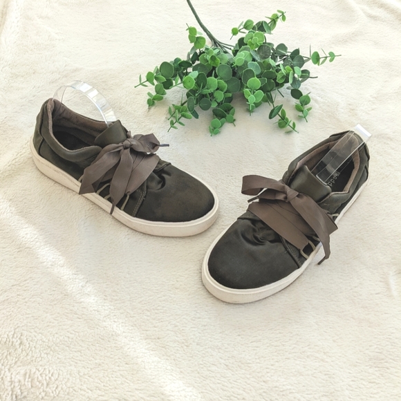 Madden Girl Green Flats Sneaker Shoes Size 8.5 - Picture 2 of 7